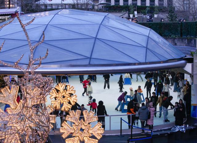 (251201) -- VANCOUVER, Dec. 1, 2025 (Xinhua) -- People enjoy ice skating at the Robson Square Ice Rink in Vancouver, British Columbia, Canada, Nov. 30, 2025. (Photo by Liang Sen/Xinhua)