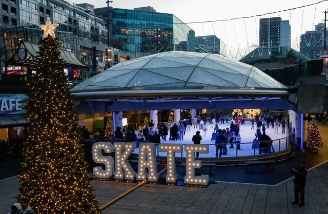 (251201) -- VANCOUVER, Dec. 1, 2025 (Xinhua) -- People enjoy ice skating at the Robson Square Ice Rink in Vancouver, British Columbia, Canada, Nov. 30, 2025. (Photo by Liang Sen/Xinhua)