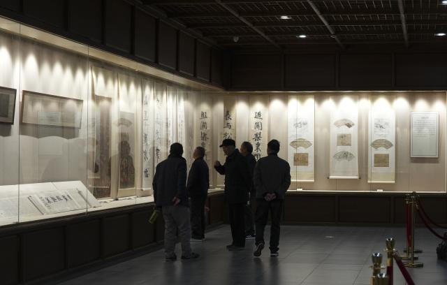 (251201) -- HANGZHOU, Dec. 1, 2025 (Xinhua) -- Tourists visit the Lingyin Feilai Peak Scenic Area in Hangzhou, east China's Zhejiang Province, Dec. 1, 2025. The Lingyin Feilai Peak Scenic Area in Hangzhou officially offers free admission from Monday. The entire scenic area including major cultural sites such as Lingyin Temple, Yongfu Temple and Taoguang Temple, are all for free entry. Visitors need to enter the scenic area with real-name reservation based on time slots. (Xinhua/Weng Xinyang)