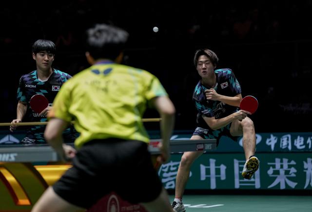 (251201) -- CHENGDU, Dec. 1, 2025 (Xinhua) -- Park Ganghyeon/Oh Junsung (R) of South Korea compete during the mixed doubles match against Lin Yun-Ju/Kao Cheng-Jui of Chinese Taipei in the stage 1 group match between South Korea and Chinese Taipei at the ITTF Mixed Team World Cup 2025 in Chengdu, southwest China's Sichuan Province, Dec. 1, 2025. (Xinhua/Wang Ying)