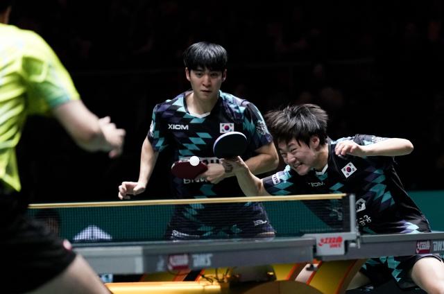 (251201) -- CHENGDU, Dec. 1, 2025 (Xinhua) -- Park Ganghyeon/Oh Junsung (R) of South Korea compete during the mixed doubles match against Lin Yun-Ju/Kao Cheng-Jui of Chinese Taipei in the stage 1 group match between South Korea and Chinese Taipei at the ITTF Mixed Team World Cup 2025 in Chengdu, southwest China's Sichuan Province, Dec. 1, 2025. (Xinhua/Wang Ying)