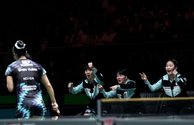 (251201) -- CHENGDU, Dec. 1, 2025 (Xinhua) -- Members of South Korea celebrate during the women's singles match between Shin Yubin of South Korea and Li Yu-Jhun of Chinese Taipei in the stage 1 group match between South Korea and Chinese Taipei at the ITTF Mixed Team World Cup 2025 in Chengdu, southwest China's Sichuan Province, Dec. 1, 2025. (Xinhua/Wang Ying)