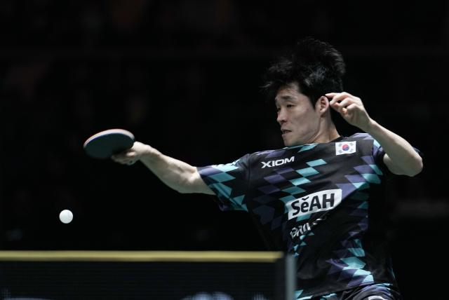 (251201) -- CHENGDU, Dec. 1, 2025 (Xinhua) -- Jang Woojin of South Korea competes during the men's singles match against Lin Yen-Chun of Chinese Taipei in the stage 1 group match between South Korea and Chinese Taipei at the ITTF Mixed Team World Cup 2025 in Chengdu, southwest China's Sichuan Province, Dec. 1, 2025. (Xinhua/Wang Ying)