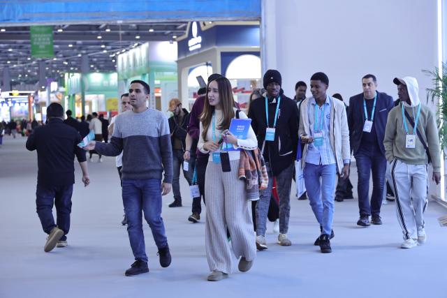 (251201) -- NANCHANG, Dec. 1, 2025 (Xinhua) -- Foreign traders visit the 2025 World Green Development Investment and Trade Expo & China Green Food Expo in Nanchang, east China's Jiangxi Province, Nov. 28, 2025. TO GO WITH: "Economic Watch: Global delegates explore green industry cooperation at China expo" (Xinhua)
