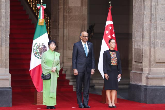 (251201) -- MEXICO CITY, Dec. 1, 2025 (Xinhua) -- Mexican President Claudia Sheinbaum (R) hosts a welcome ceremony for visiting Singaporean President Tharman Shanmugaratnam (C) at the National Palace in Mexico City, Mexico, on Dec. 1, 2025. (Photo by Francisco Canedo/Xinhua)