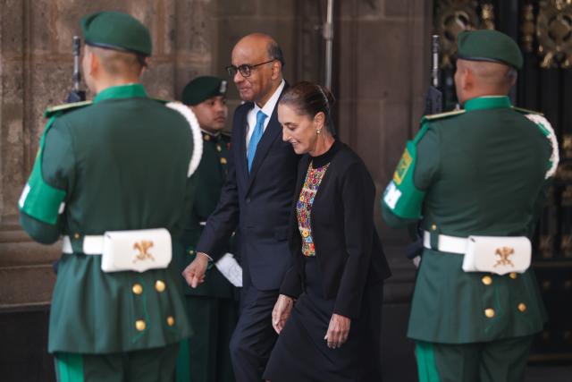 (251201) -- MEXICO CITY, Dec. 1, 2025 (Xinhua) -- Mexican President Claudia Sheinbaum (R) hosts a welcome ceremony for visiting Singaporean President Tharman Shanmugaratnam at the National Palace in Mexico City, Mexico, on Dec. 1, 2025. (Photo by Francisco Canedo/Xinhua)