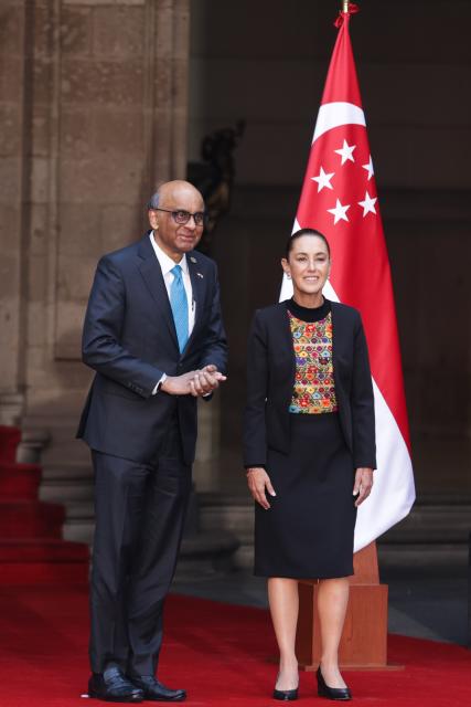 (251201) -- MEXICO CITY, Dec. 1, 2025 (Xinhua) -- Mexican President Claudia Sheinbaum (R) hosts a welcome ceremony for visiting Singaporean President Tharman Shanmugaratnam at the National Palace in Mexico City, Mexico, on Dec. 1, 2025. (Photo by Francisco Canedo/Xinhua)