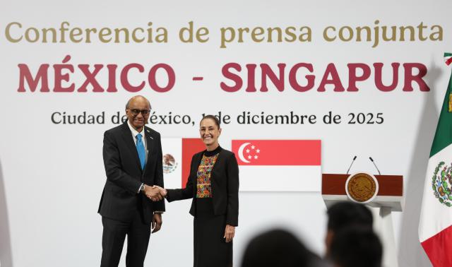 (251201) -- MEXICO CITY, Dec. 1, 2025 (Xinhua) -- Mexican President Claudia Sheinbaum (R) shakes hands with visiting Singaporean President Tharman Shanmugaratnam during a joint press conference at the National Palace in Mexico City, Mexico, Dec. 1, 2025. (Photo by Francisco Canedo/Xinhua)