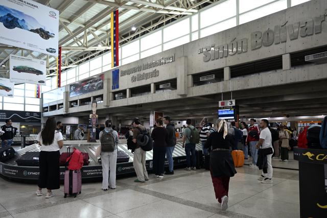 (251201) -- CARACAS, Dec. 1, 2025 (Xinhua) -- Passengers wait for their luggage at the Simon Bolivar International Airport in Maiquetia, Venezuela, Dec. 1, 2025. (Xinhua/Li Muzi)