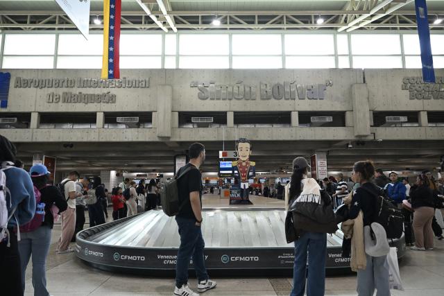 (251201) -- CARACAS, Dec. 1, 2025 (Xinhua) -- Passengers wait for their luggage at the Simon Bolivar International Airport in Maiquetia, Venezuela, Dec. 1, 2025. (Xinhua/Li Muzi)