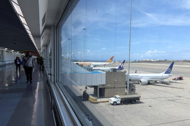 (251201) -- CARACAS, Dec. 1, 2025 (Xinhua) -- Passengers walk inside the Simon Bolivar International Airport in Maiquetia, Venezuela, Dec. 1, 2025. (Xinhua/Li Muzi)