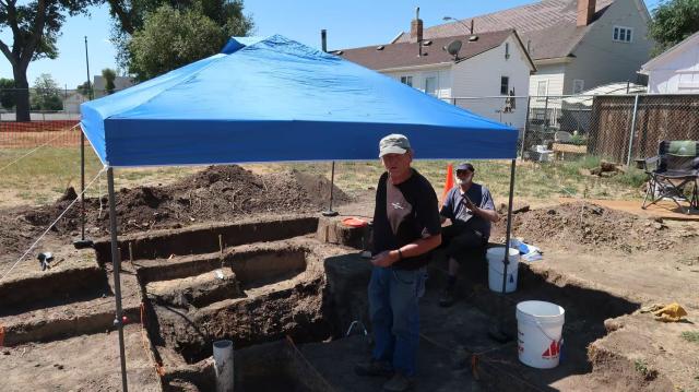 (251201) -- ROCK SPRINGS, Dec. 1, 2025 (Xinhua) -- Dudley Gardner stands at the excavation site of Chinatown in Rock Springs, Wyoming, the United States, Sept. 2, 2025. TO GO WITH "Feature: Unearthing Rock Springs' lost Chinatown brings to light forgotten chapter of U.S." (Photo by Huang Qian/Xinhua)