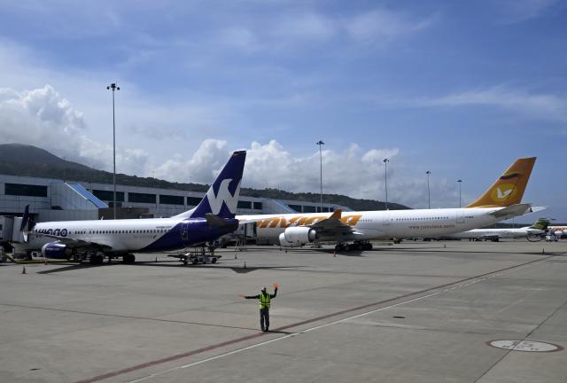 (251201) -- CARACAS, Dec. 1, 2025 (Xinhua) -- Passenger aircraft are pictured at the Simon Bolivar International Airport in Maiquetia, Venezuela, Dec. 1, 2025. (Xinhua/Li Muzi)