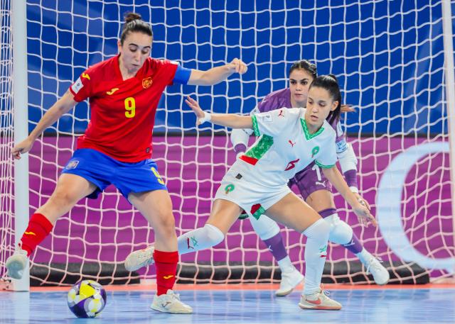 (251202) -- PASIG CITY, Dec. 2, 2025 (Xinhua) -- Vane Sotelo (L) of Spain competes against players of Morocco during the quarterfinal match between Spain and Morocco at the FIFA Futsal Women's World Cup 2025 in Pasig City, the Philippines, Dec. 1, 2025. (Xinhua/Rouelle Umali)