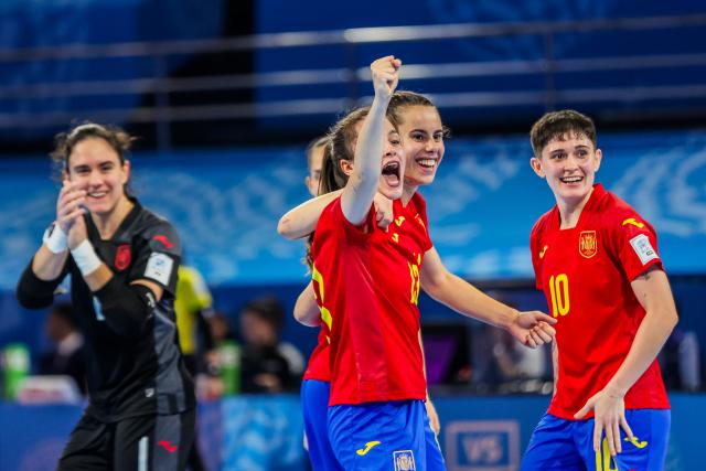 (251202) -- PASIG CITY, Dec. 2, 2025 (Xinhua) -- Players of Spain celebrate after scoring a goal during the quarterfinal match between Spain and Morocco at the FIFA Futsal Women's World Cup 2025 in Pasig City, the Philippines, Dec. 1, 2025. (Xinhua/Rouelle Umali)