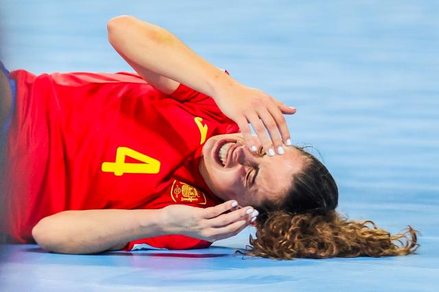(251202) -- PASIG CITY, Dec. 2, 2025 (Xinhua) -- Laura Cordoba of Spain reacts during the quarterfinal match between Spain and Morocco at the FIFA Futsal Women's World Cup 2025 in Pasig City, the Philippines, Dec. 1, 2025. (Xinhua/Rouelle Umali)