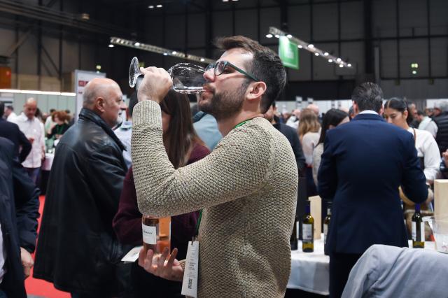 (251202) -- MADRID, Dec. 2, 2025 (Xinhua) -- A visitor tastes wines during the 25th Salon of the Best Wines of Spain, in Madrid, Spain, on Dec. 1, 2025. Exhibitors brought more than 1,600 kinds of wines for visitors to taste at the event. (Photo by Gustavo Valiente/Xinhua)