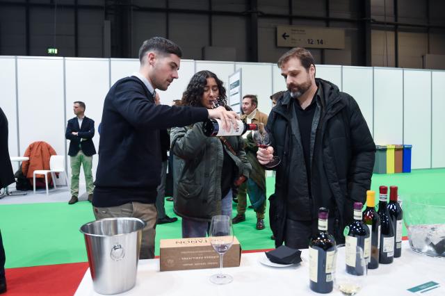 (251202) -- MADRID, Dec. 2, 2025 (Xinhua) -- Visitors taste wines during the 25th Salon of the Best Wines of Spain, in Madrid, Spain, on Dec. 1, 2025. Exhibitors brought more than 1,600 kinds of wines for visitors to taste at the event. (Photo by Gustavo Valiente/Xinhua)