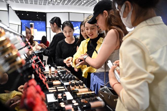 (251202) -- BEIJING, Dec. 2, 2025 (Xinhua) -- Customers shop at a duty-free shopping mall in Sanya, south China's Hainan Province on Nov. 30, 2025. The Haikou Customs supervised a total of 2.38 billion yuan (about 337 million U.S. dollars) in duty-free sales during the first month (from Nov. 1 to 30) of the implementation of the expanded offshore duty-free policy, up 27.1 percent year on year. (Xinhua/Guo Cheng)