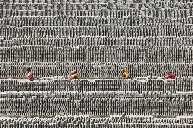 (251202) -- BEIJING, Dec. 2, 2025 (Xinhua) -- People work at a brick field in Dhaka, Bangladesh on Dec. 1, 2025. (Photo by Habibur Rahman/Xinhua)