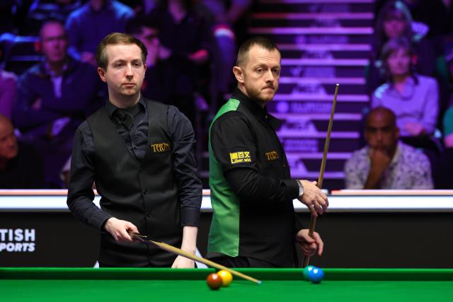 (251202) -- YORK, Dec. 2, 2025 (Xinhua) -- Scott Donaldson (L) of Scotland and Mark Allen of Northern Ireland compete during the first round match at the 2025 UK Snooker Championship in York, Britain, Dec. 1, 2025. (Photo by Zhai Zheng/Xinhua)