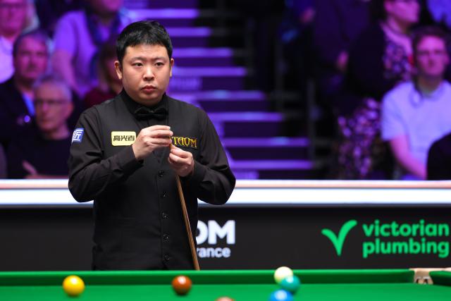 (251202) -- YORK, Dec. 2, 2025 (Xinhua) -- Zhang Anda of China competes during the first round match against Gary Wilson of England at the 2025 UK Snooker Championship in York, Britain, Dec. 1, 2025. (Photo by Zhai Zheng/Xinhua)
