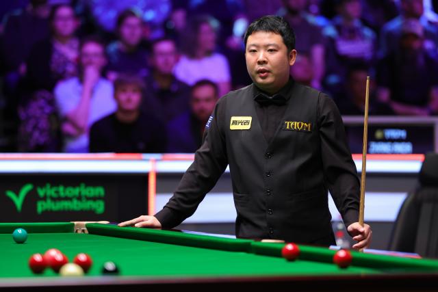 (251202) -- YORK, Dec. 2, 2025 (Xinhua) -- Zhang Anda of China competes during the first round match against Gary Wilson of England at the 2025 UK Snooker Championship in York, Britain, Dec. 1, 2025. (Photo by Zhai Zheng/Xinhua)