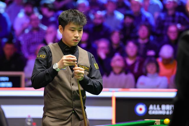 (251202) -- YORK, Dec. 2, 2025 (Xinhua) -- Zhao Xintong of China competes during the first round match against Long Zehuang of China at the 2025 UK Snooker Championship in York, Britain, Dec. 1, 2025. (Photo by Zhai Zheng/Xinhua)