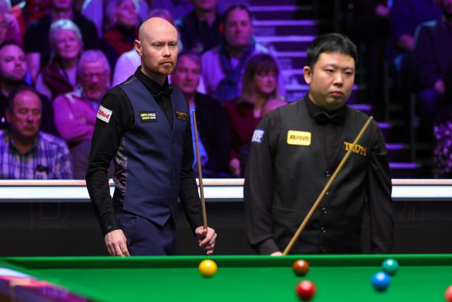 (251202) -- YORK, Dec. 2, 2025 (Xinhua) -- Zhang Anda of China and Gary Wilson (L) of England compete during the first round match at the 2025 UK Snooker Championship in York, Britain, Dec. 1, 2025. (Photo by Zhai Zheng/Xinhua)