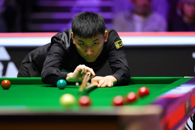 (251202) -- YORK, Dec. 2, 2025 (Xinhua) -- Long Zehuang of China competes during the first round match against Zhao Xintong of China at the 2025 UK Snooker Championship in York, Britain, Dec. 1, 2025. (Photo by Zhai Zheng/Xinhua)