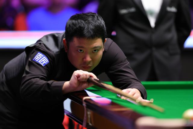 (251202) -- YORK, Dec. 2, 2025 (Xinhua) -- Zhang Anda of China competes during the first round match against Gary Wilson of England at the 2025 UK Snooker Championship in York, Britain, Dec. 1, 2025. (Photo by Zhai Zheng/Xinhua)