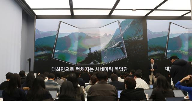 (251202) -- SEOUL, Dec. 2, 2025 (Xinhua) -- A Samsung Electronics staff member introduces the company's new tri-fold smartphone at a product launch event in Seoul, South Korea, on Dec. 2, 2025. Samsung Electronics held a press conference Tuesday in Seoul, unveiling its latest tri-fold smartphone. (Xinhua/Yao Qilin)