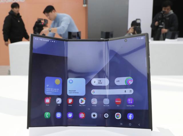 (251202) -- SEOUL, Dec. 2, 2025 (Xinhua) -- The photo taken on Dec. 2, 2025 shows Samsung Electronics' newly launched tri-fold smartphone in Seoul, South Korea. Samsung Electronics held a press conference Tuesday in Seoul, unveiling its latest tri-fold smartphone. (Xinhua/Yao Qilin)