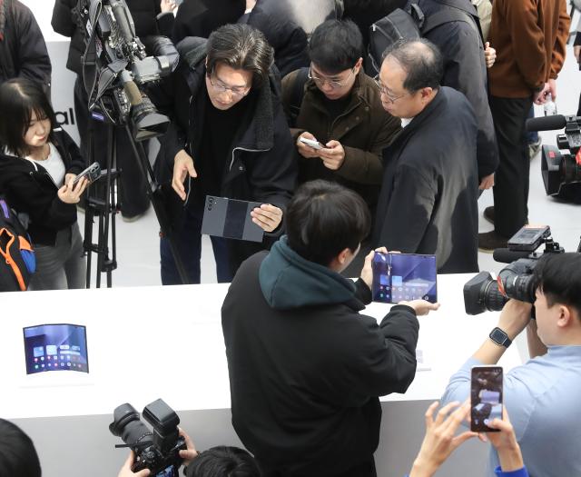 (251202) -- SEOUL, Dec. 2, 2025 (Xinhua) -- Journalists try Samsung Electronics' newly launched tri-fold smartphone in Seoul, South Korea, on Dec. 2, 2025. Samsung Electronics held a press conference Tuesday in Seoul, unveiling its latest tri-fold smartphone. (Xinhua/Yao Qilin)