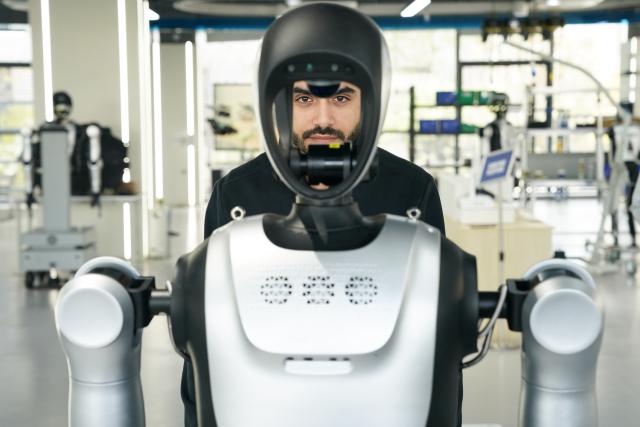 (251202) -- HEFEI, Dec. 2, 2025 (Xinhua) -- Ahmed Medhat Mostafa Elsayed poses for a picture at the pre-training venue for the Embodied Artificial Intelligence (EAI) robots data collection in Hefei, east China's Anhui Province, Nov. 28, 2025. The 23-year-old Ahmed Medhat Mostafa Elsayed is an Egyptian student who is currently doing research in particle physics at the University of Science and Technology of China in Hefei.
    Elsayed came to China at the age of ten in 2012. Influenced by his father, who works in the physics area, Elsayed gradually developed a strong interest in physics. After graduating from Sichuan University of Science and Engineering with a bachelor's degree in physics two years ago, he entered the University of Science and Technology of China for his postgraduate study. 
    Now Elsayed, whose research topic focuses on heavy neutrinos, plans to apply for the doctoral degree here, hoping he could make some influential scientific research achievements in the future and  could become a bridge on academic exchange between China and the world. (Xinhua/Du Yu)