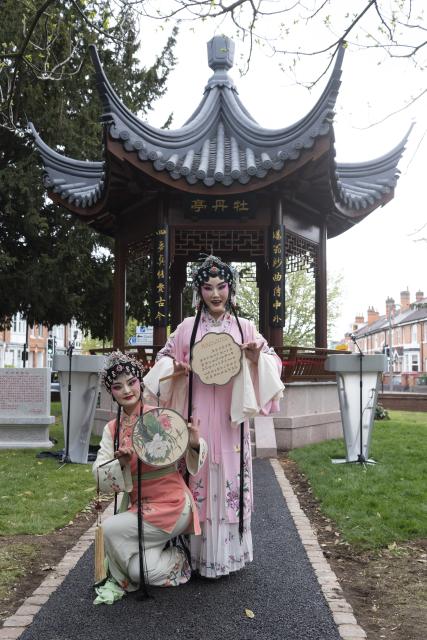 (251202) -- NANCHANG, Dec. 2, 2025 (Xinhua) -- This file photo taken on April 26, 2019 shows Chinese artists posing for a photo in front of the Peony Pavilion at the Firs Garden in Stratford-upon-Avon, Britain. (Photo by Ray Tang/Xinhua)