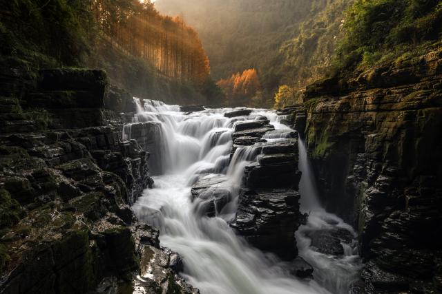 (251202) -- BEIJING, Dec. 2, 2025 (Xinhua) -- This photo taken on Dec. 1, 2025 shows a view of the Tenglong Cave grand canyon national geopark in Lichuan City, Enshi Tujia and Miao Autonomous Prefecture, central China's Hubei Province. (Photo by Wen Lin/Xinhua)
