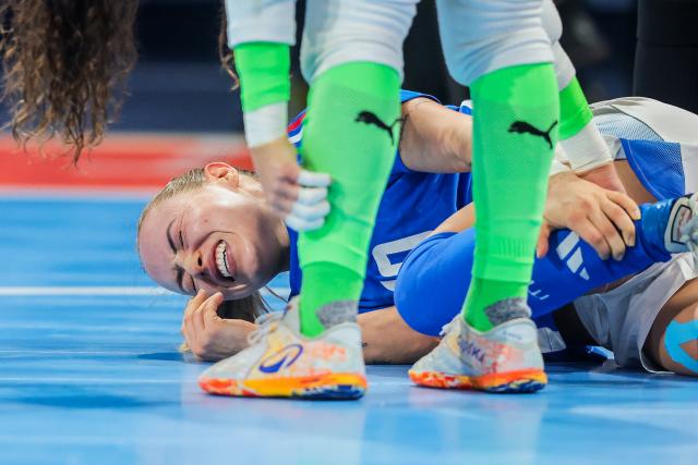 (251202) -- PASIG CITY, Dec. 2, 2025 (Xinhua) -- Gaby Vanelli of Italy reacts during the quarterfinal match between Portugal and Italy at the FIFA Futsal Women's World Cup 2025 in Pasig City, the Philippines, on Dec. 2, 2025. (Xinhua/Rouelle Umali)