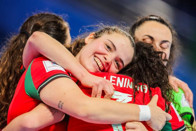 (251202) -- PASIG CITY, Dec. 2, 2025 (Xinhua) -- Players of Portugal celebrate after scoring a goal during the quarterfinal match between Portugal and Italy at the FIFA Futsal Women's World Cup 2025 in Pasig City, the Philippines, on Dec. 2, 2025. (Xinhua/Rouelle Umali)