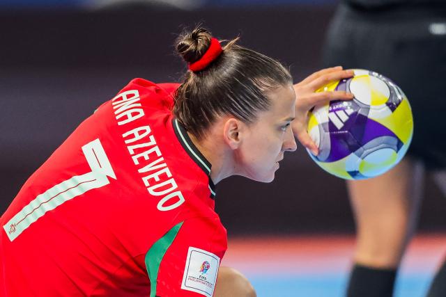 (251202) -- PASIG CITY, Dec. 2, 2025 (Xinhua) -- Ana Azevedo of Portugal competes during the quarterfinal match between Portugal and Italy at the FIFA Futsal Women's World Cup 2025 in Pasig City, the Philippines, on Dec. 2, 2025. (Xinhua/Rouelle Umali)