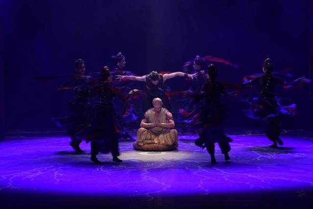 (251202) -- BEIJING, Dec. 2, 2025 (Xinhua) -- Artists of China National Opera House perform in the dance drama "Qiuci" in Beijing, capital of China, Dec. 2, 2025. (Xinhua/Xing Guangli)