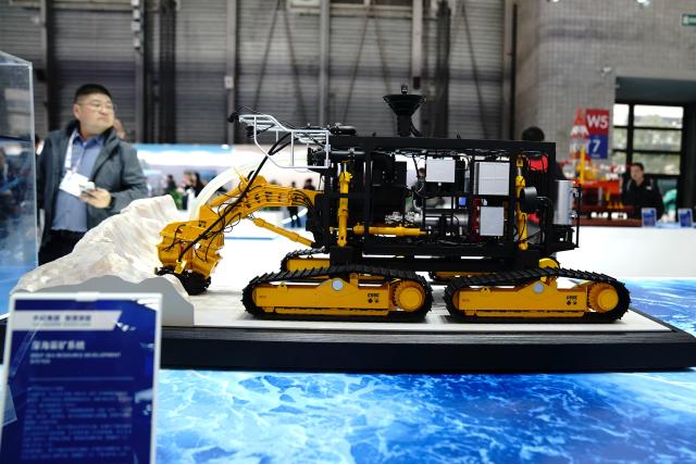 (251202) -- SHANGHAI, Dec. 2, 2025 (Xinhua) -- People visit an exhibition of the Marintec China 2025 at Shanghai New International Expo Center in Shanghai, east China, Dec. 2, 2025. Attracting over 2,200 enterprises from 16 countries and regions, the event kicked off here on Tuesday and will last until Dec. 5, 2025. (Xinhua/Zhang Jiansong)