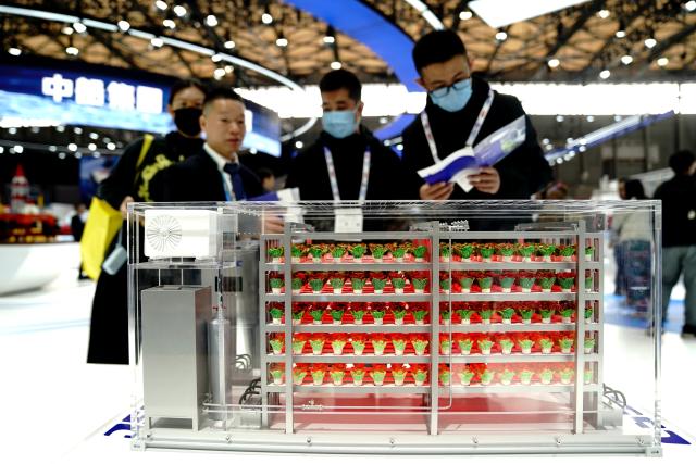 (251202) -- SHANGHAI, Dec. 2, 2025 (Xinhua) -- People visit an exhibition of the Marintec China 2025 at Shanghai New International Expo Center in Shanghai, east China, Dec. 2, 2025. Attracting over 2,200 enterprises from 16 countries and regions, the event kicked off here on Tuesday and will last until Dec. 5, 2025. (Xinhua/Zhang Jiansong)