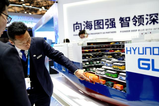 (251202) -- SHANGHAI, Dec. 2, 2025 (Xinhua) -- An exhibitor introduces a vehicle transportation vessel at an exhibition of the Marintec China 2025 at Shanghai New International Expo Center in Shanghai, east China, Dec. 2, 2025. Attracting over 2,200 enterprises from 16 countries and regions, the event kicked off here on Tuesday and will last until Dec. 5, 2025. (Xinhua/Zhang Jiansong)