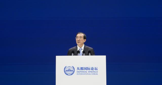 (251202) -- GUANGZHOU, Dec. 2, 2025 (Xinhua) -- Yang Zhen, vice chairman of the National Committee of the Chinese People's Political Consultative Conference, attends and addresses the opening ceremony of the 2025 Imperial Springs International Forum in Guangzhou, south China's Guangdong Province, Dec. 2, 2025. (Xinhua/Wu Lu)