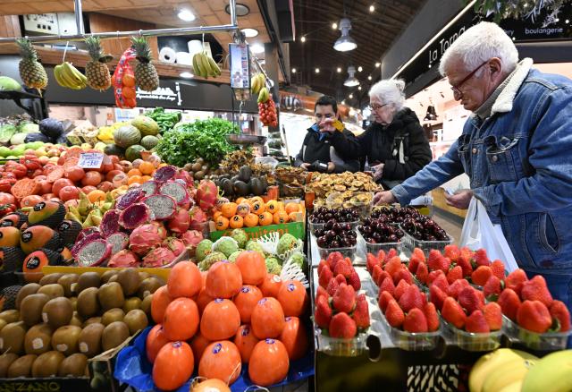 (251202) -- BARCELONA, Dec. 2, 2025 (Xinhua) -- People buy vegetables at a market in Barcelona, Spain, Dec. 2, 2025. Annual inflation in the eurozone is expected to reach 2.2 percent in November, up from 2.1 percent in October, according to a flash estimate released on Tuesday by Eurostat, the statistical office of the European Union. (Xinhua/Cheng Min)
