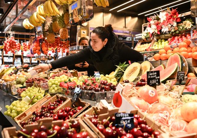 (251202) -- BARCELONA, Dec. 2, 2025 (Xinhua) -- A vendor works at a market in Barcelona, Spain, Dec. 2, 2025. Annual inflation in the eurozone is expected to reach 2.2 percent in November, up from 2.1 percent in October, according to a flash estimate released on Tuesday by Eurostat, the statistical office of the European Union. (Xinhua/Cheng Min)