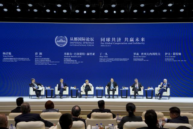 (251202) -- GUANGZHOU, Dec. 2, 2025 (Xinhua) -- Guests communicate during the 2025 Imperial Springs International Forum in Guangzhou, south China's Guangdong Province, Dec. 2, 2025.
  During this forum, 28 former foreign leaders from 23 countries and former heads of international organizations, as well as representatives from political, business and academic circles, engaged in in-depth discussions under the theme "For Global Cooperation and Solidarity." (Xinhua/Wu Lu)