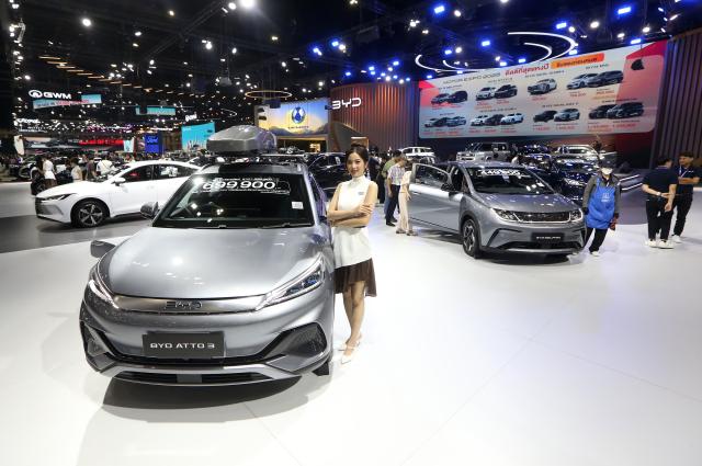 (251202) -- BANGKOK, Dec. 2, 2025 (Xinhua) -- People visit the booth of Chinese carmaker BYD at the 42nd Thailand International Motor Expo in Bangkok, Thailand, Dec. 2, 2025. (Xinhua/Rachen Sageamsak)