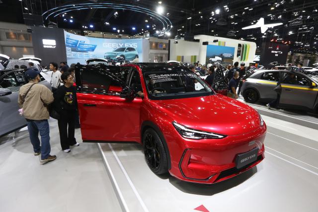 (251202) -- BANGKOK, Dec. 2, 2025 (Xinhua) -- People visit the booth of Chinese carmaker Geely at the 42nd Thailand International Motor Expo in Bangkok, Thailand, Dec. 2, 2025. (Xinhua/Rachen Sageamsak)